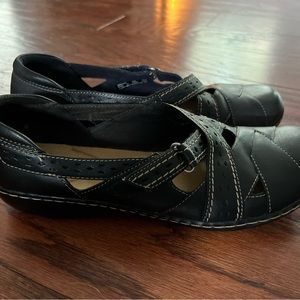 Clark’s size 10M Leather